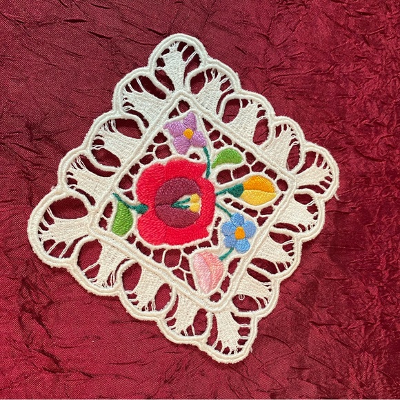 RARE FIND! Elaborately embroidered Kalocsa, Hungary Vintage Table Set - Picture 5 of 11